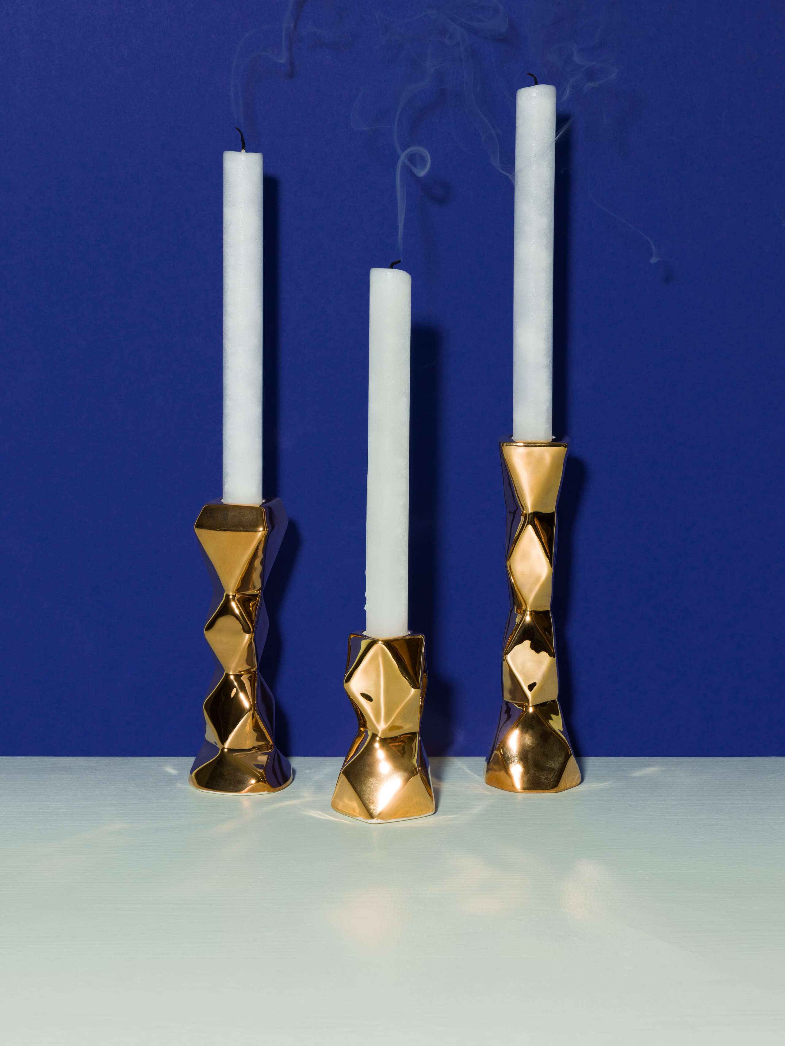 Cubic candle holders in gold