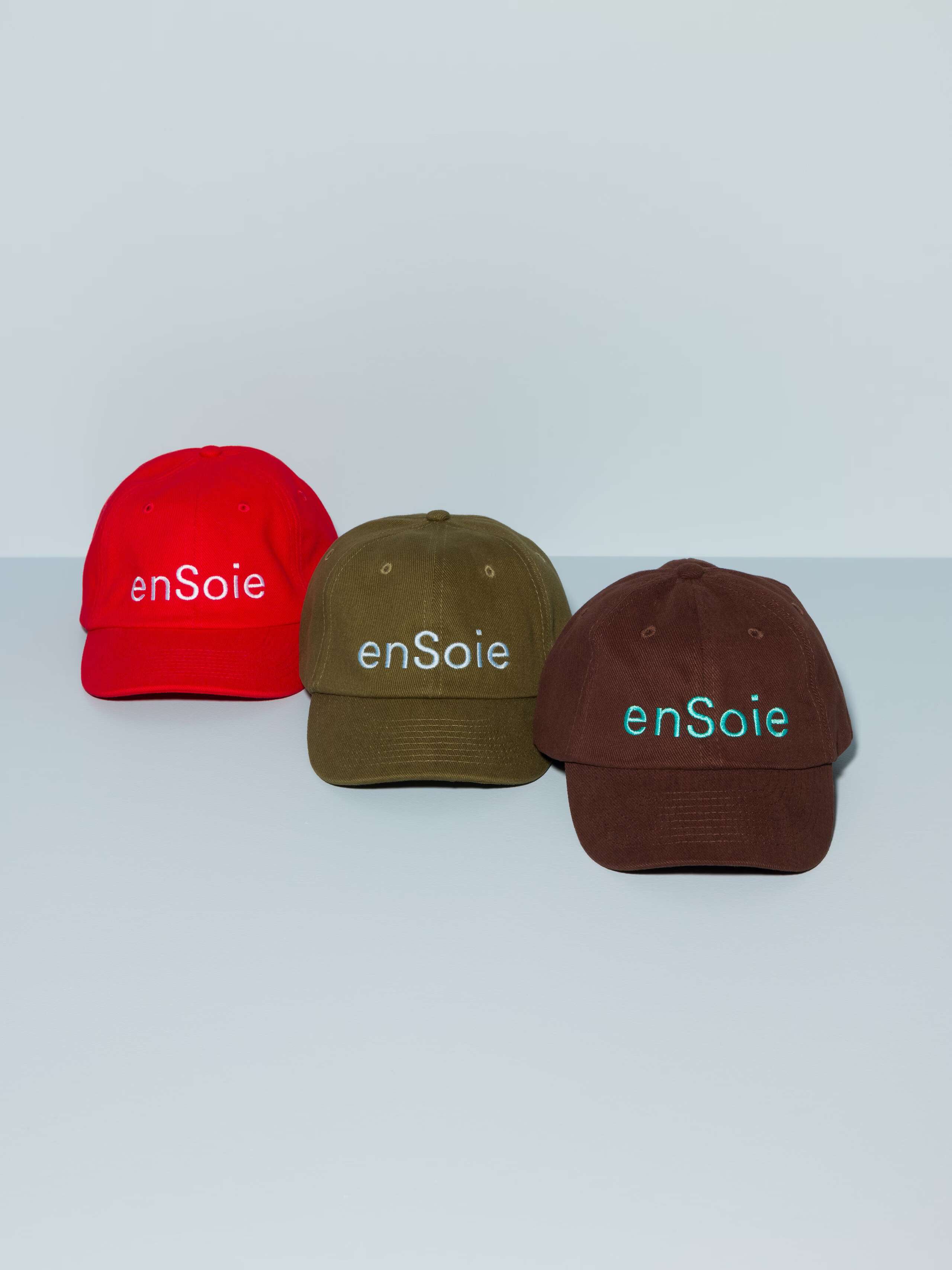 Tommy Cap in cotton with ensoie logo in red olive green and brown