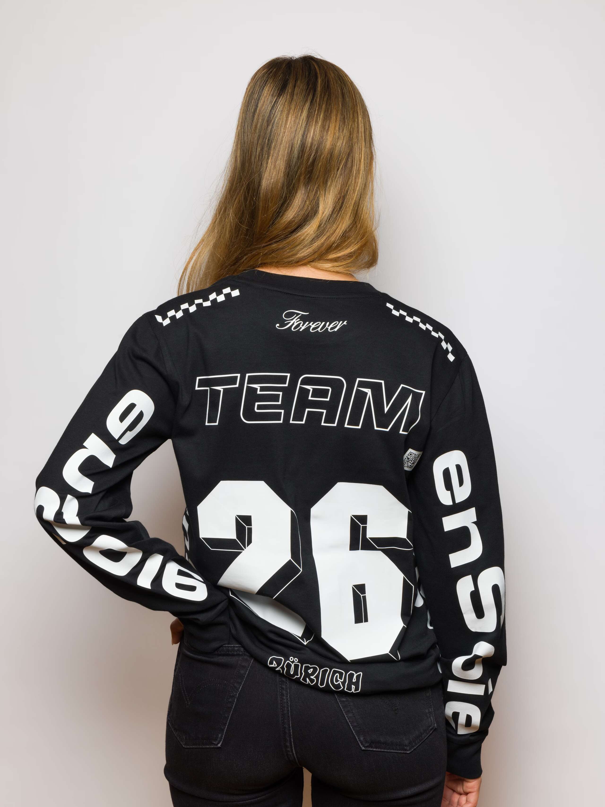 Model wearing Long sleeve team shirt enSoie