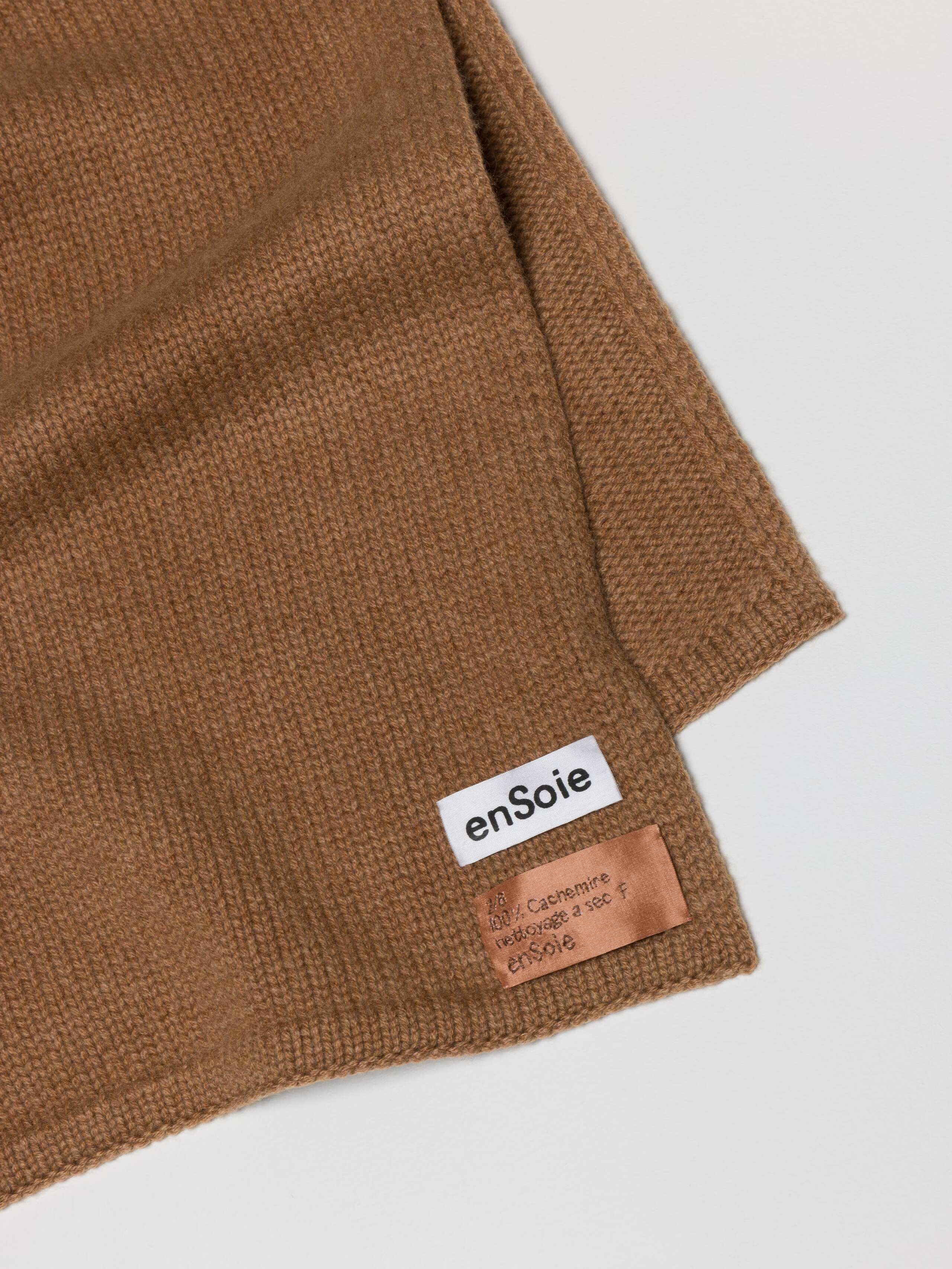 Picture of a knitted cashmere scarf in piano beige