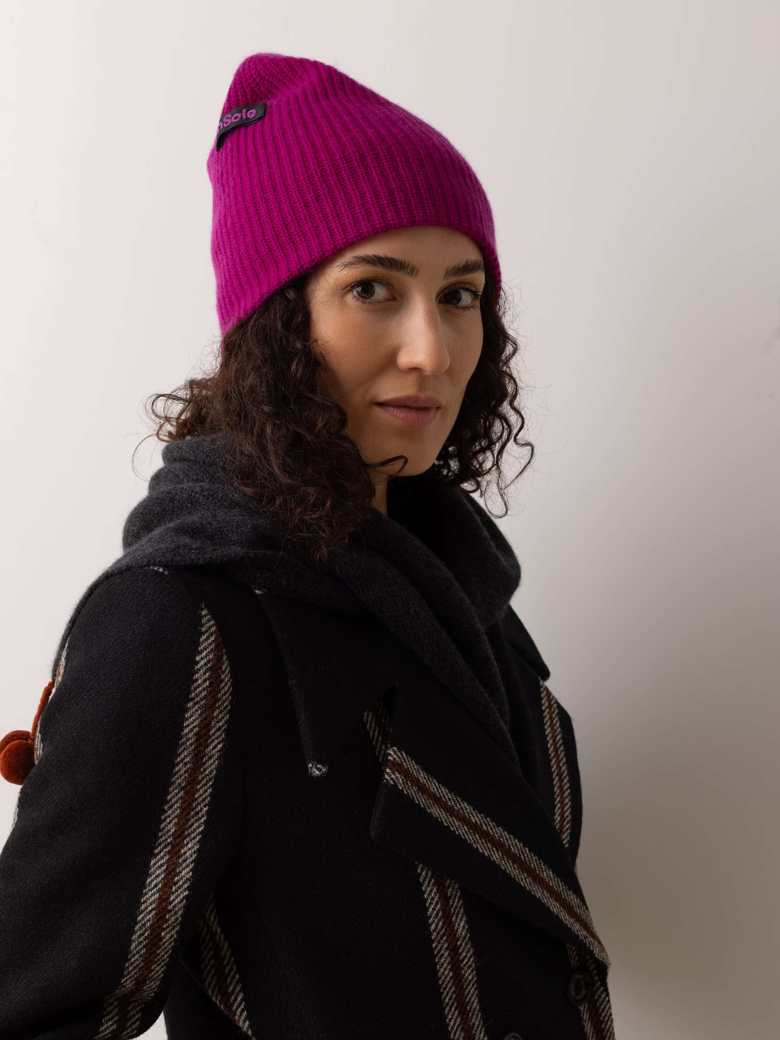 Model wearing glenn beanie cashmere