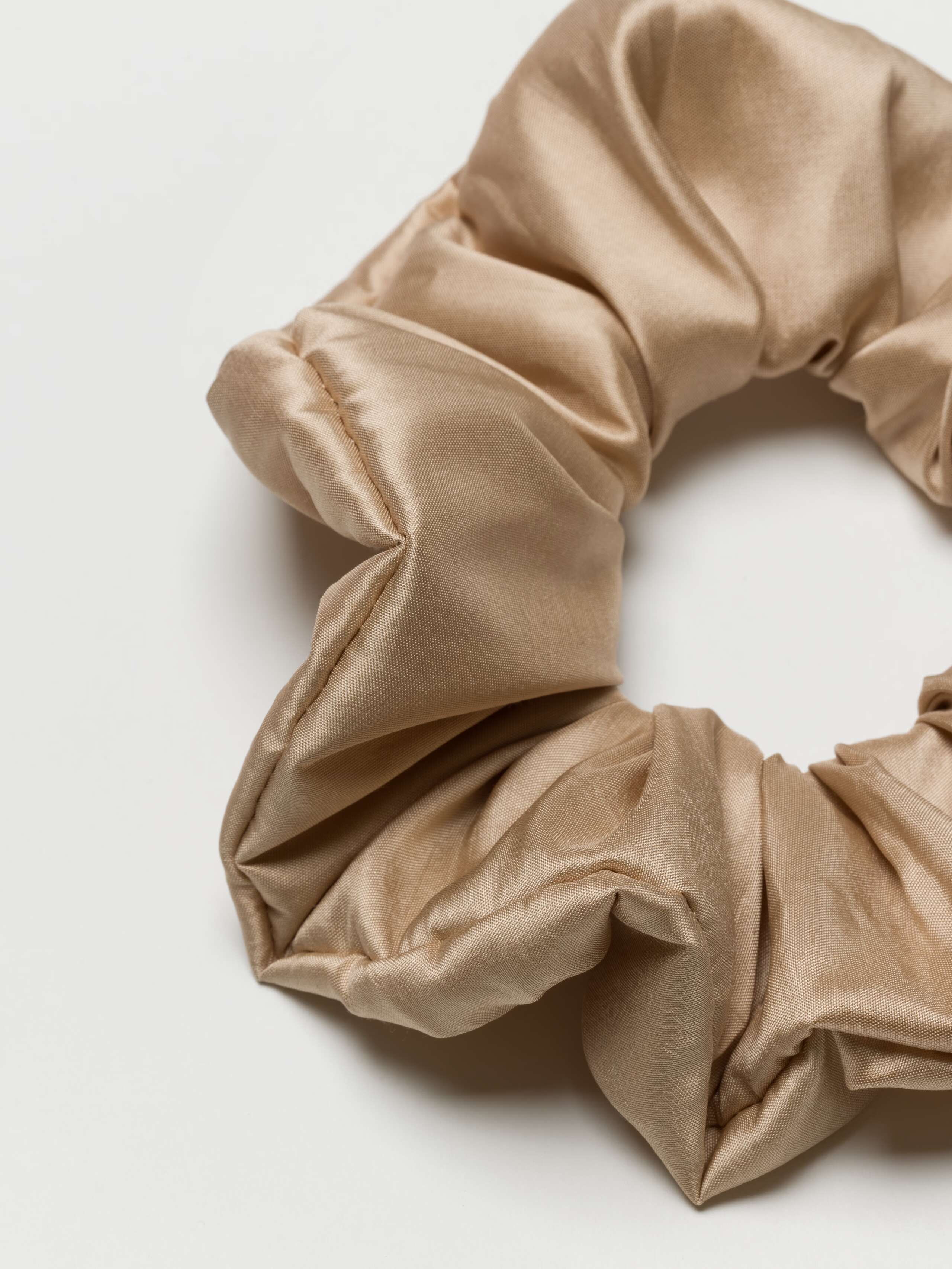 Rose scrunchie in doupion silk signature colours beige