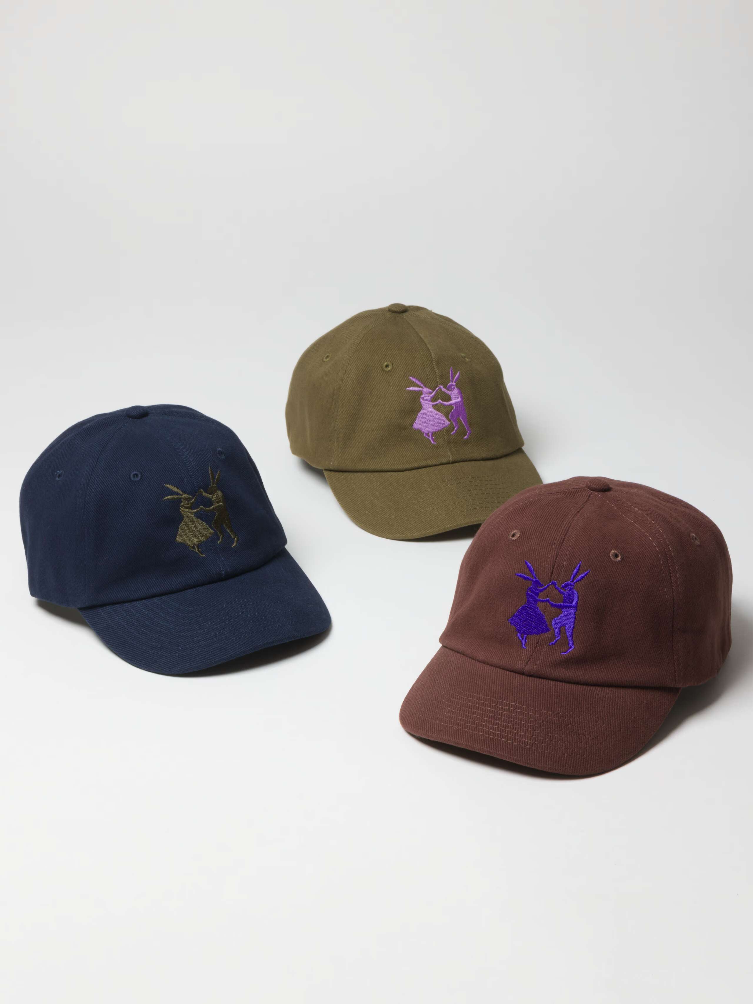 Embroidered caps in classic colour combinations with rabbits logo
