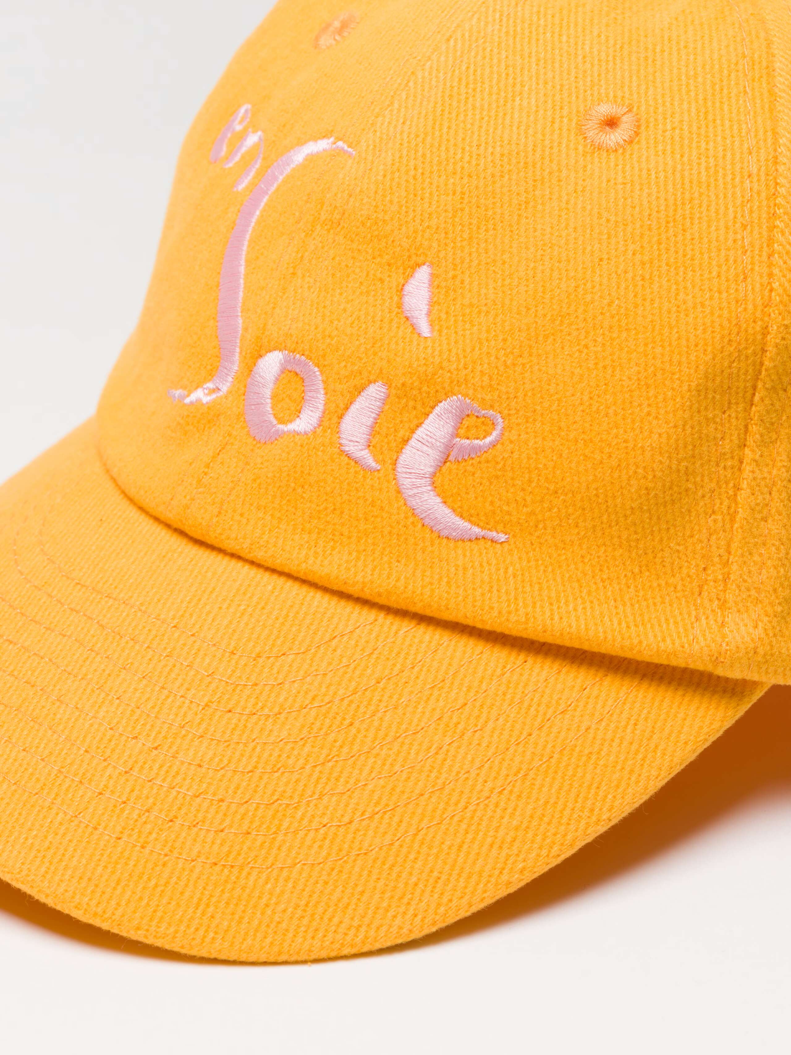 Embroidered caps in classic colour combinations with ensoie logo
