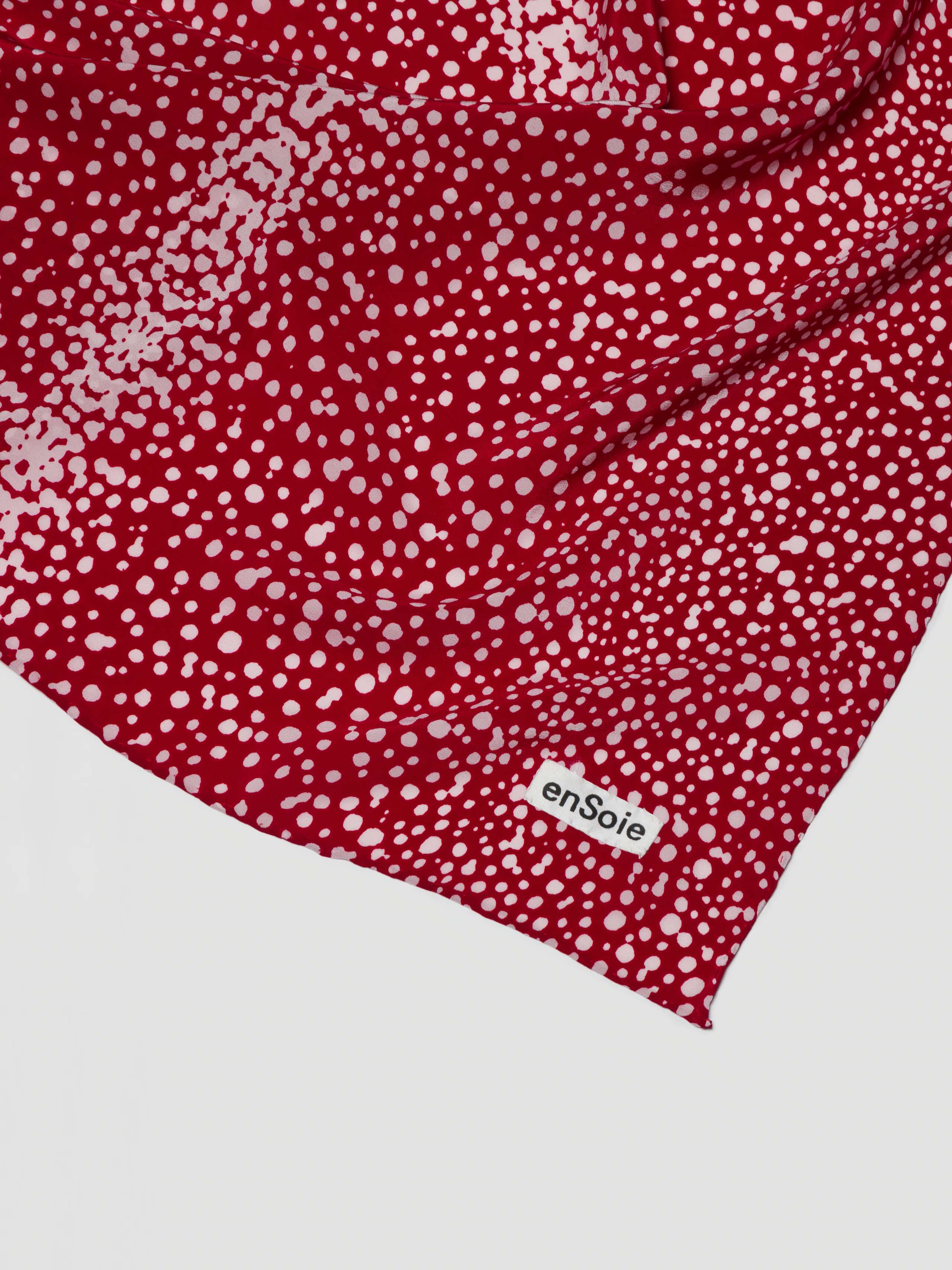 Picture of the Foulard in ensoie red printed with leo dots