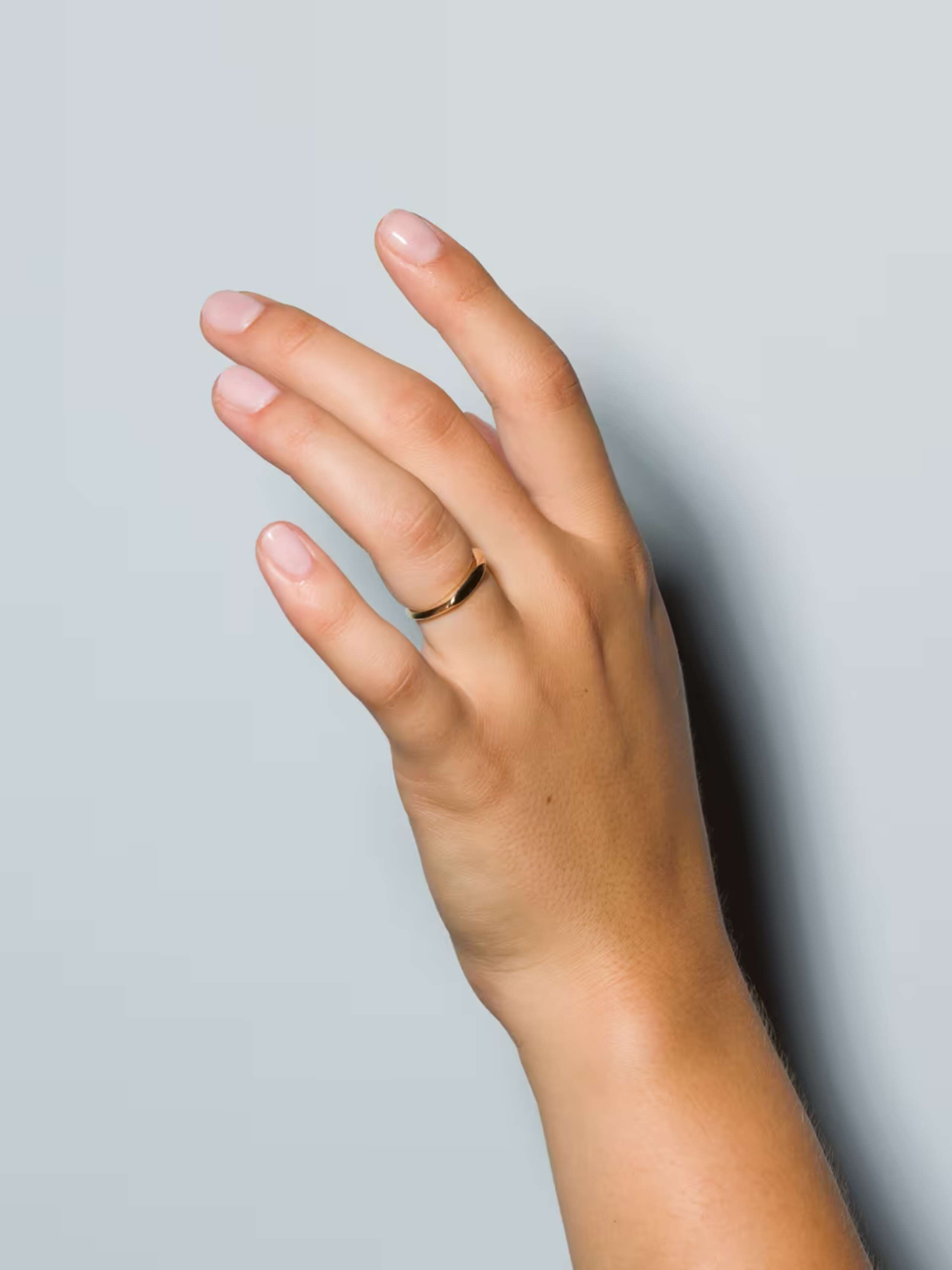 Close up of a hand wearing an Ida ring Eye in plain in 9 Karat gold