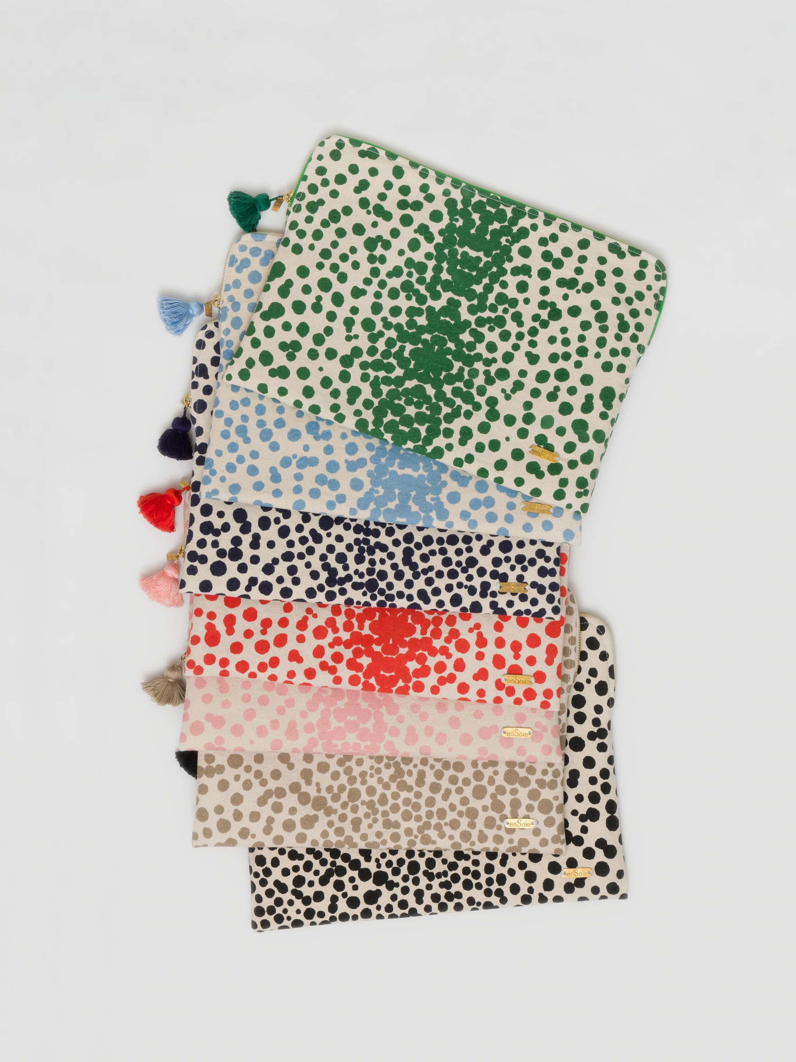 overview of laptop pouches in leo print in 7 colour variations