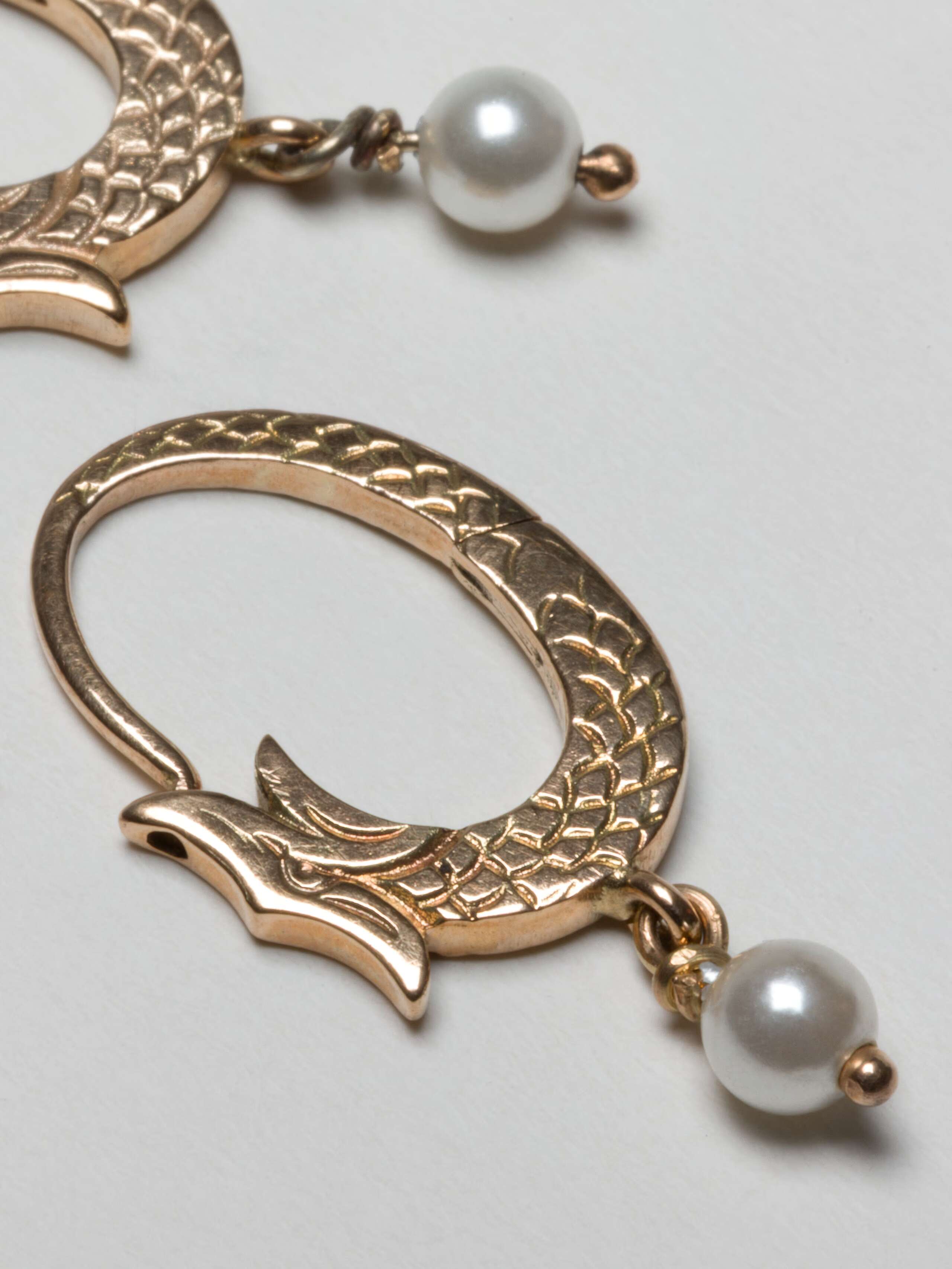 Dragon earring in 9 karat gold & pearl