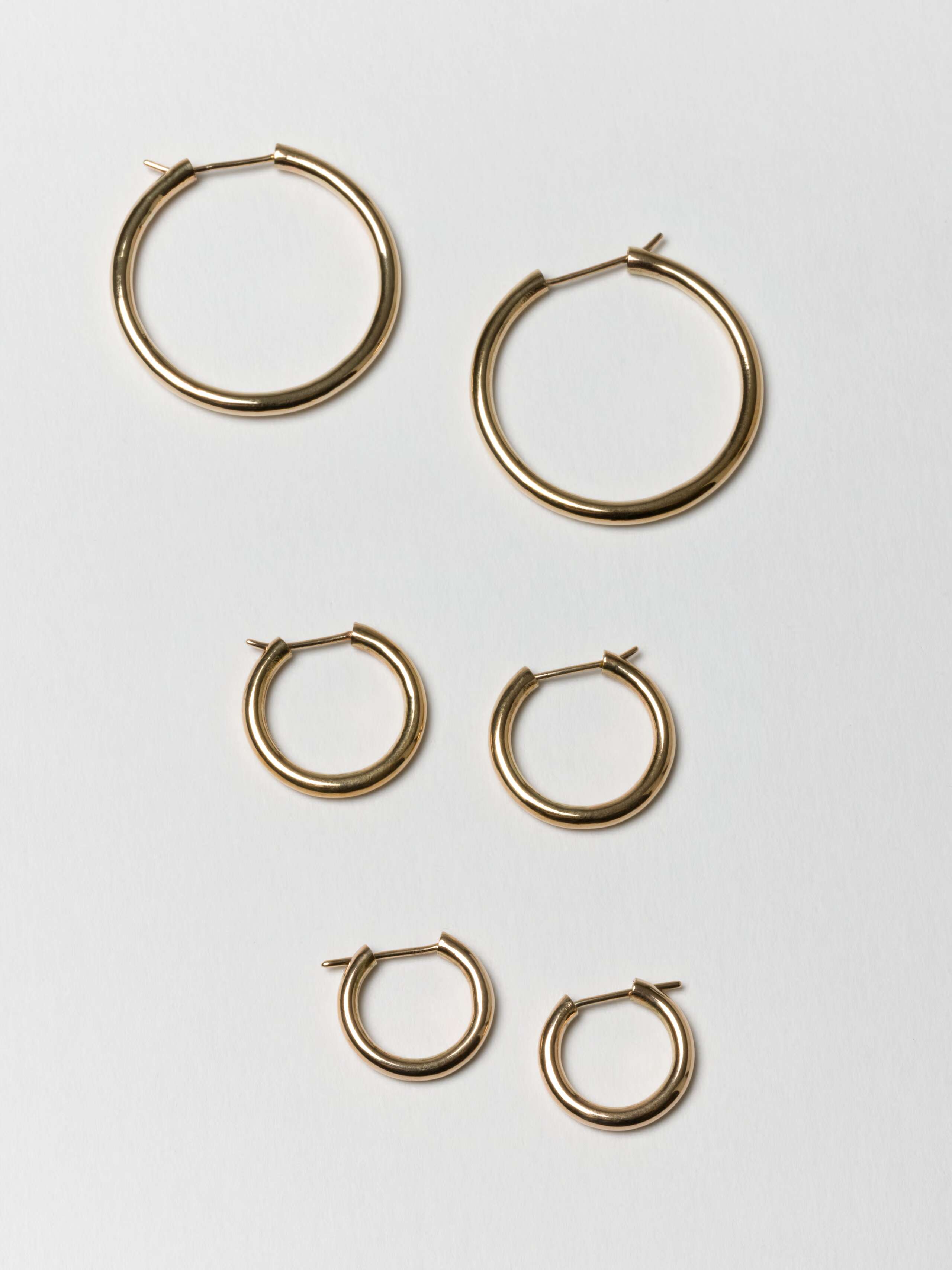 Fine creoles in three sizes, 9 karat gold