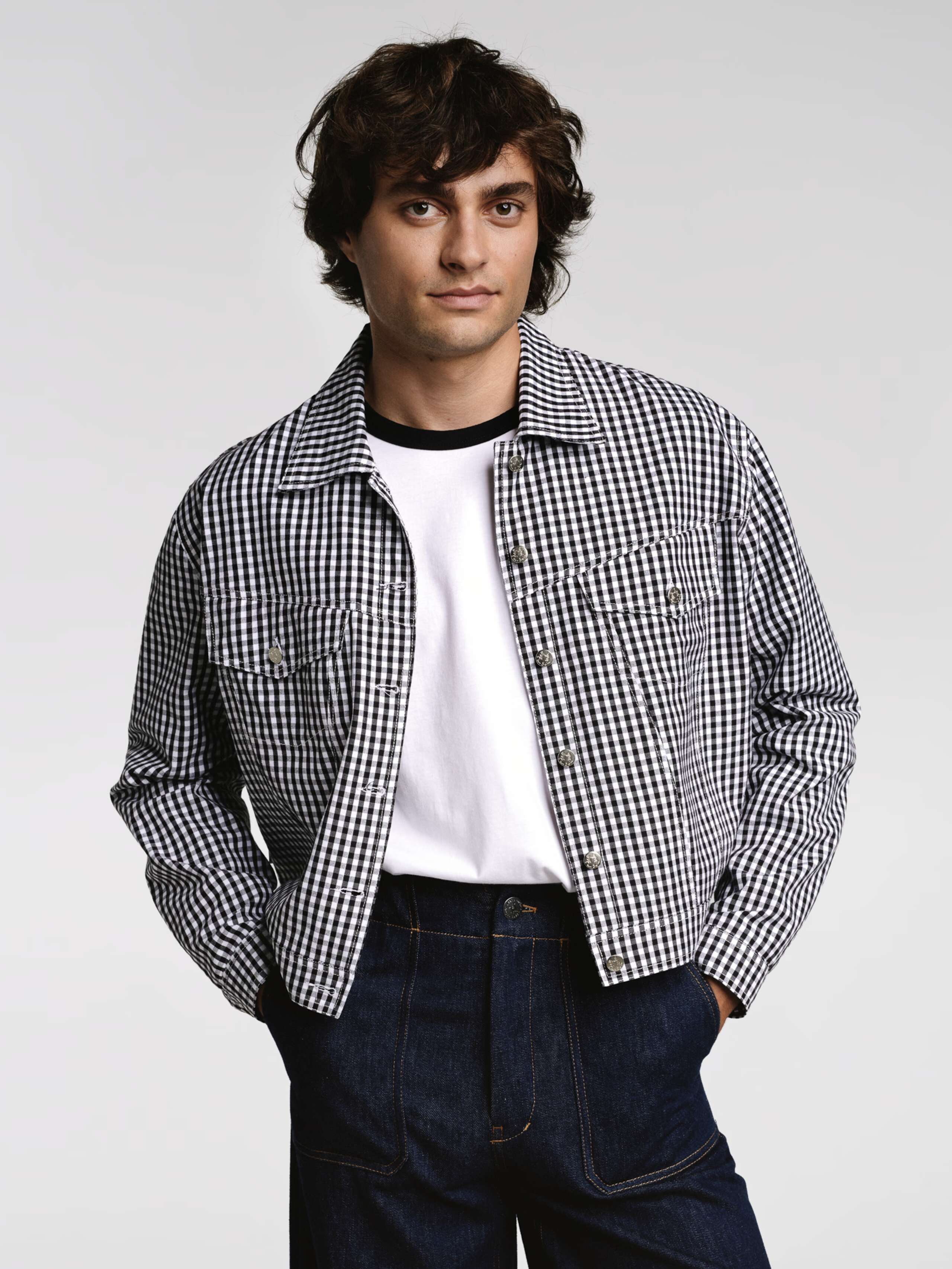 Model wearing the jacket vichy black