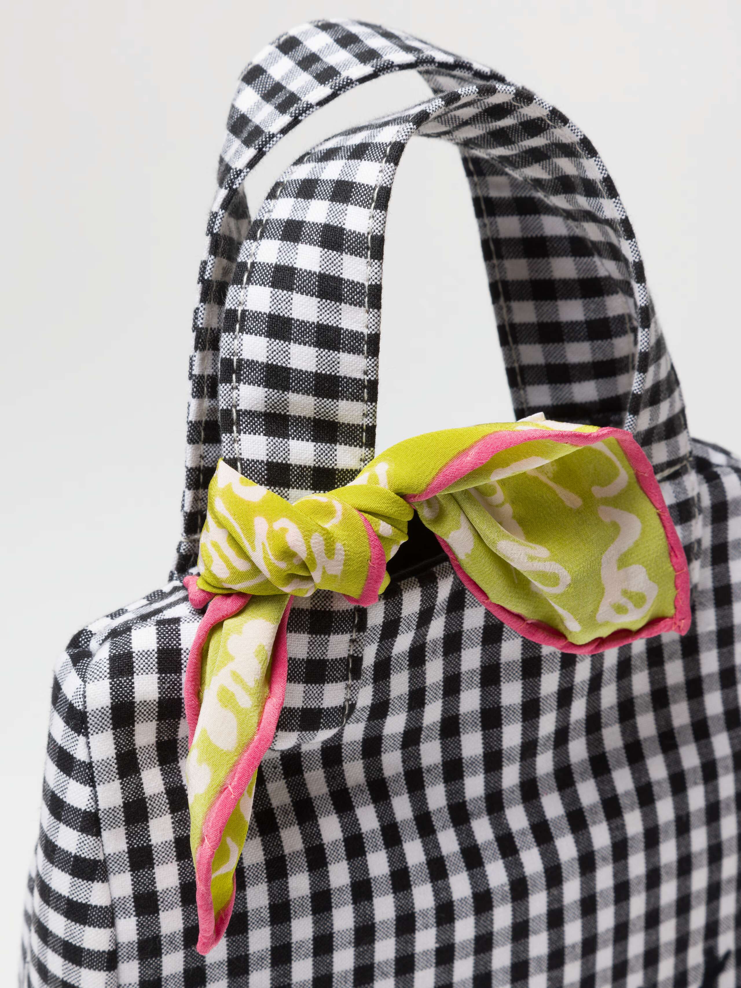 Carré foulard 20 decorated on bag handle