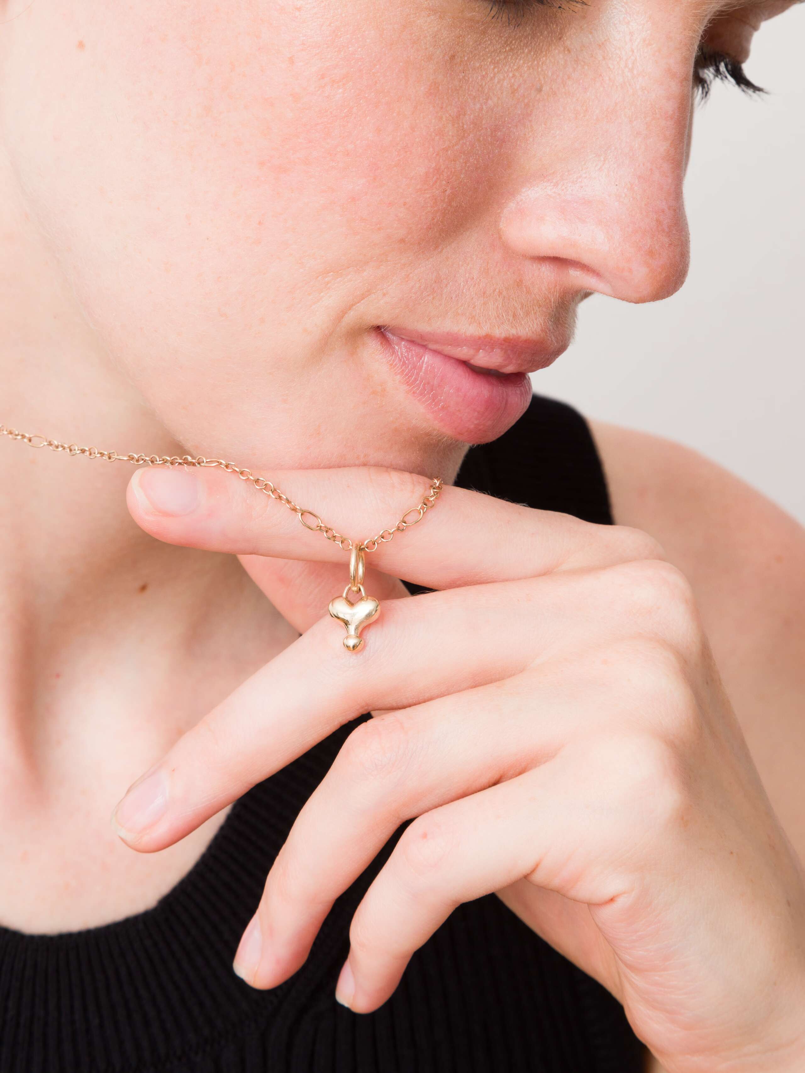 Mini heart pendant in 9 karat gold worn by model