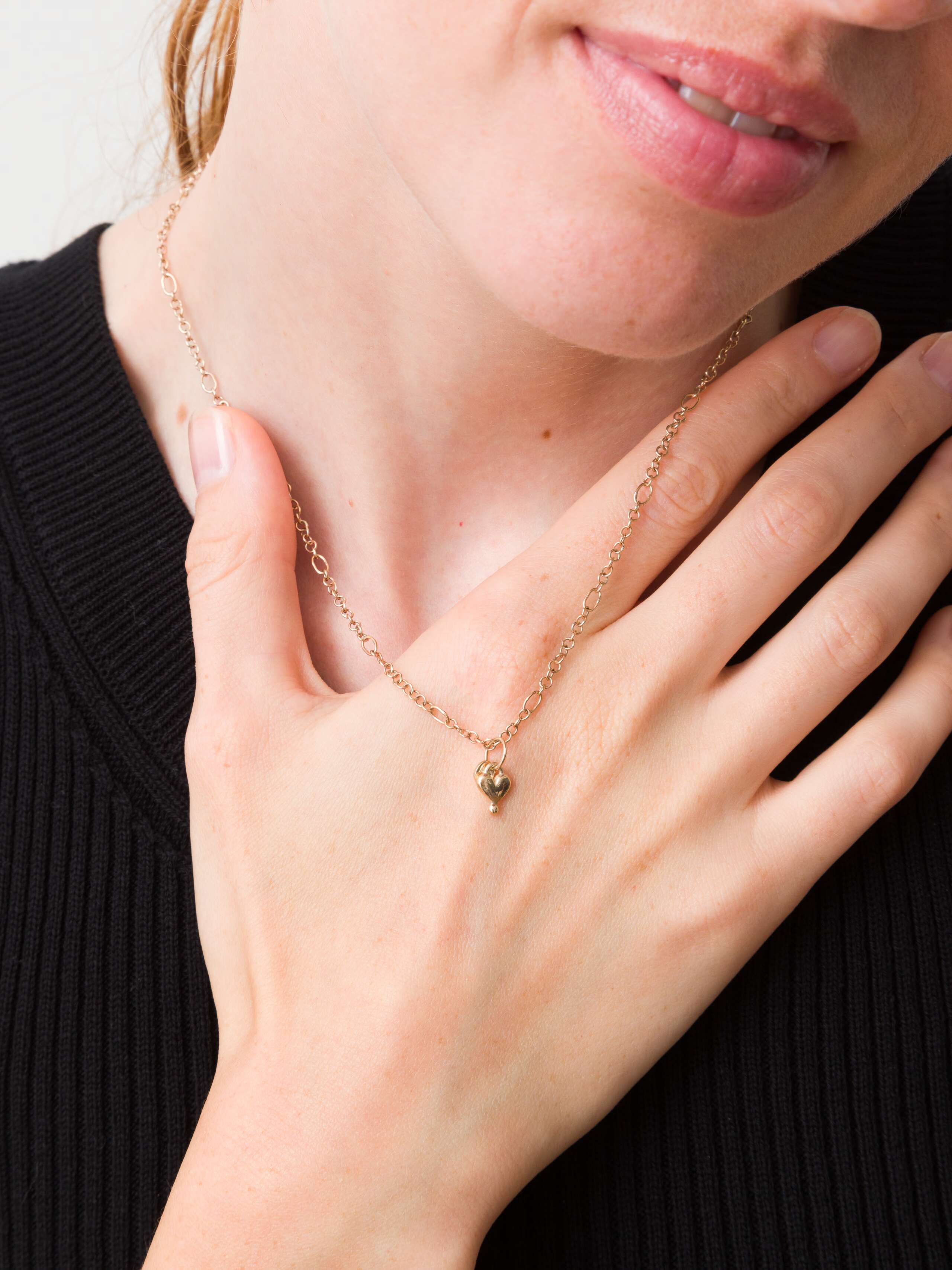 micro heart pendant in 9 karat gold worn by model
