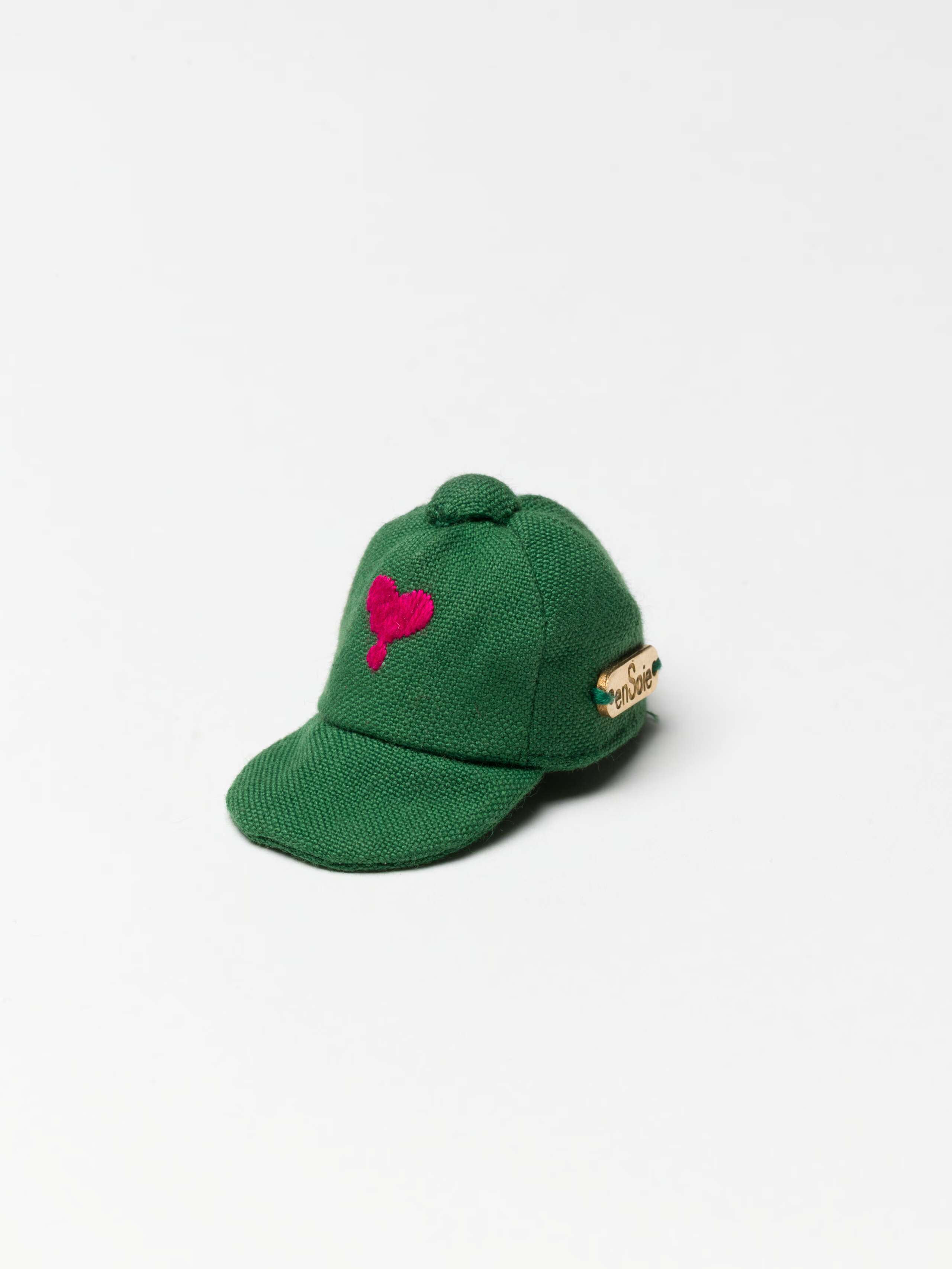 Fancy Tommy Cap charm in green with pink heart