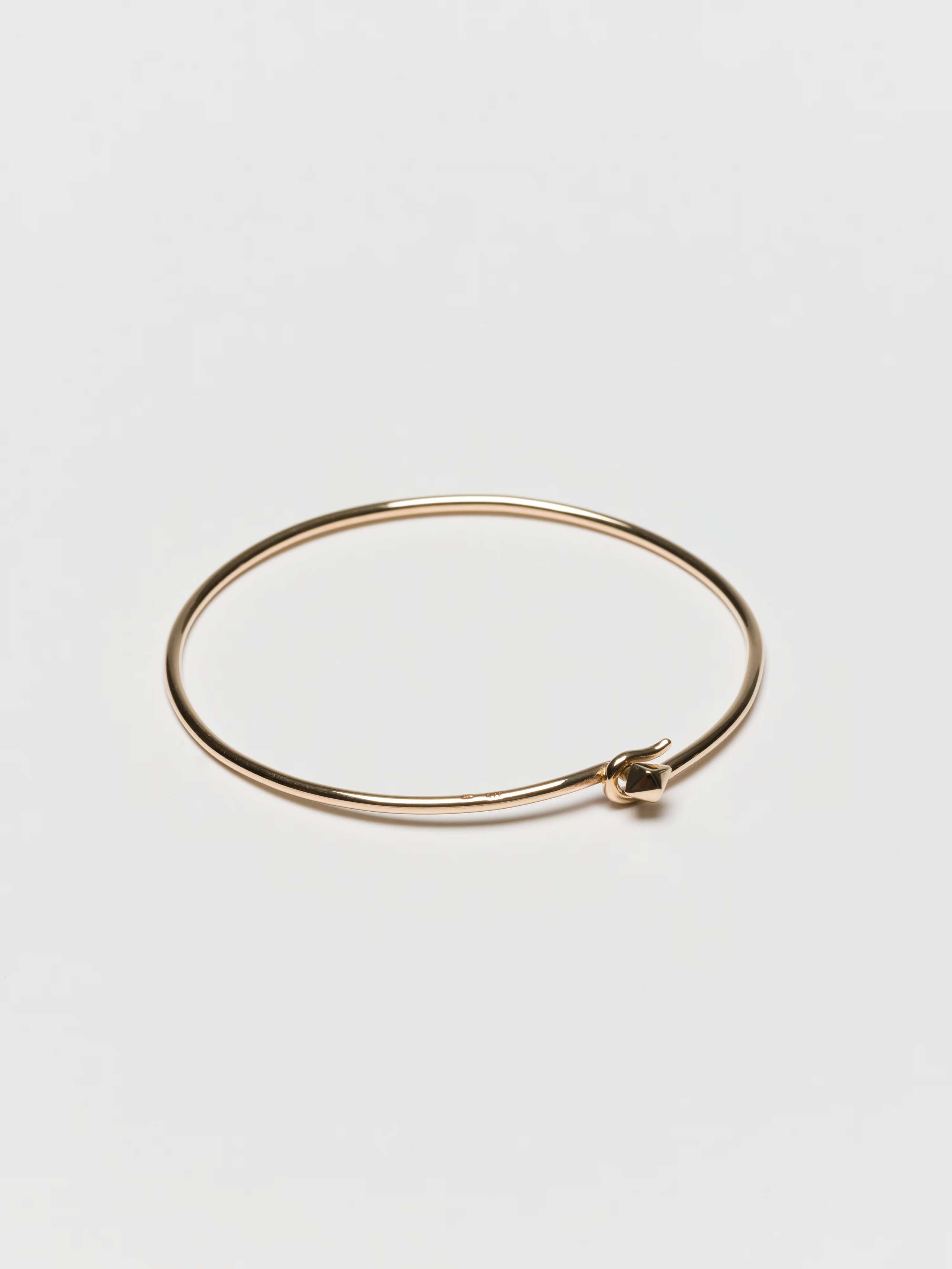 Rhomb bangle in 9 karat gold