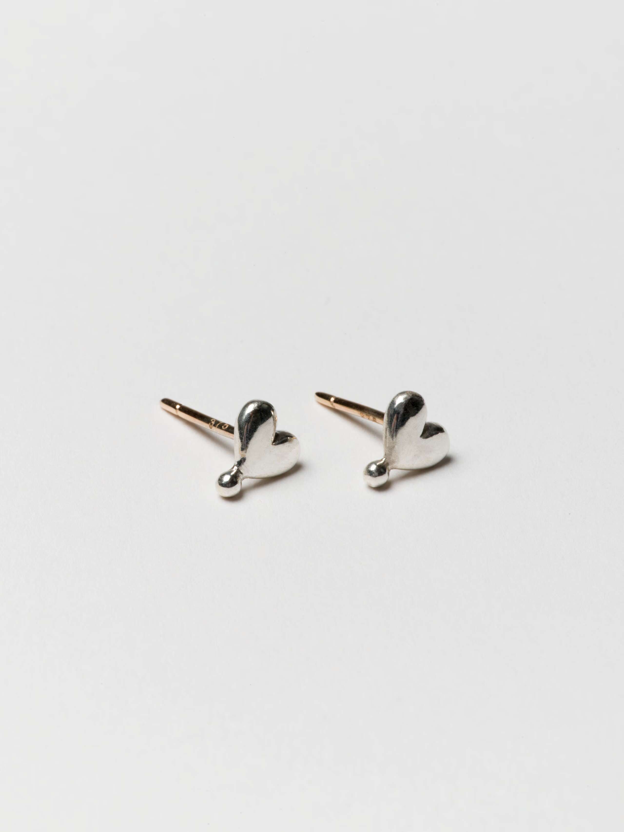 Micro heart earstuds in silver