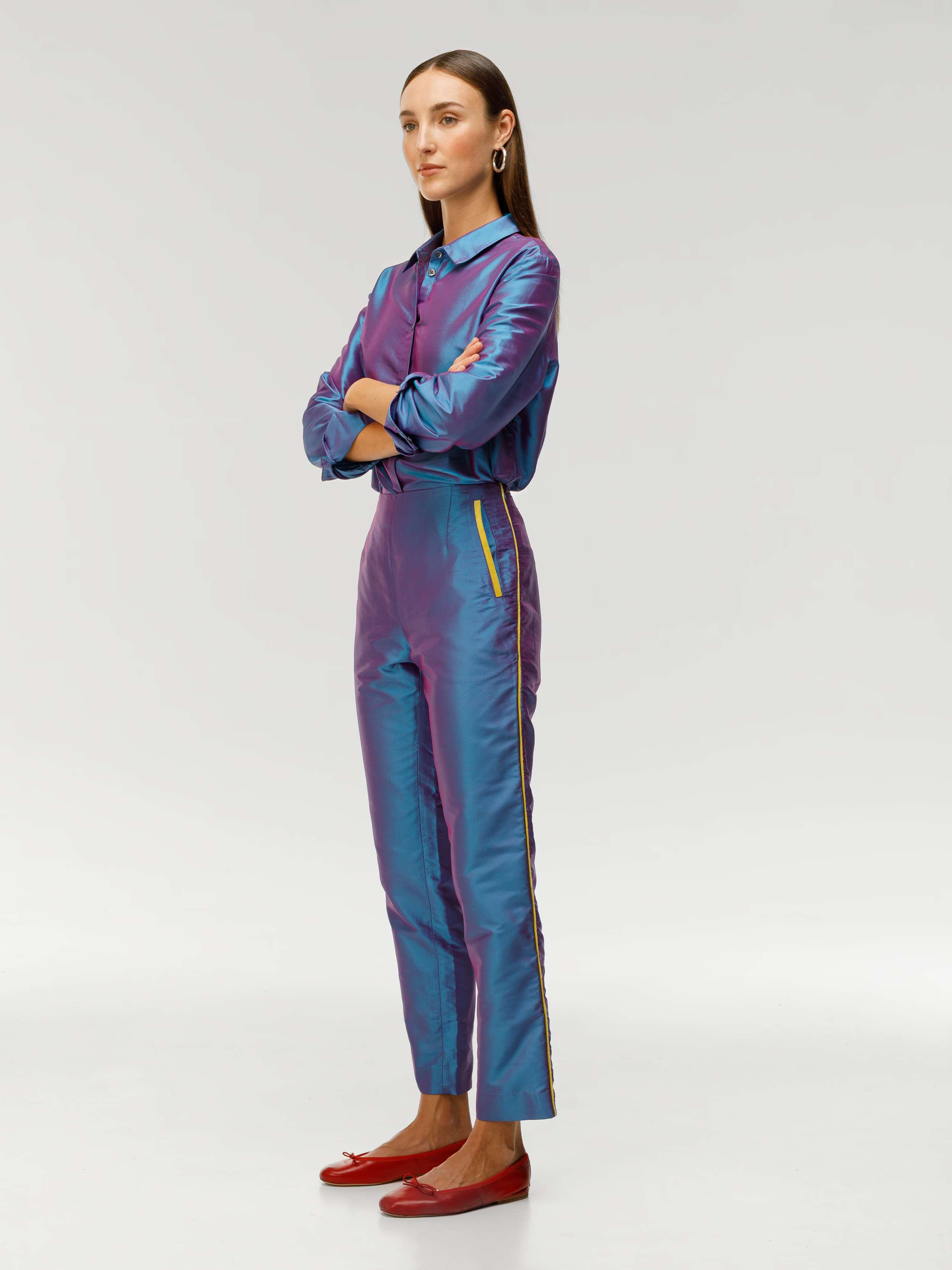 Diane funky blue trousers in silk, worn by model