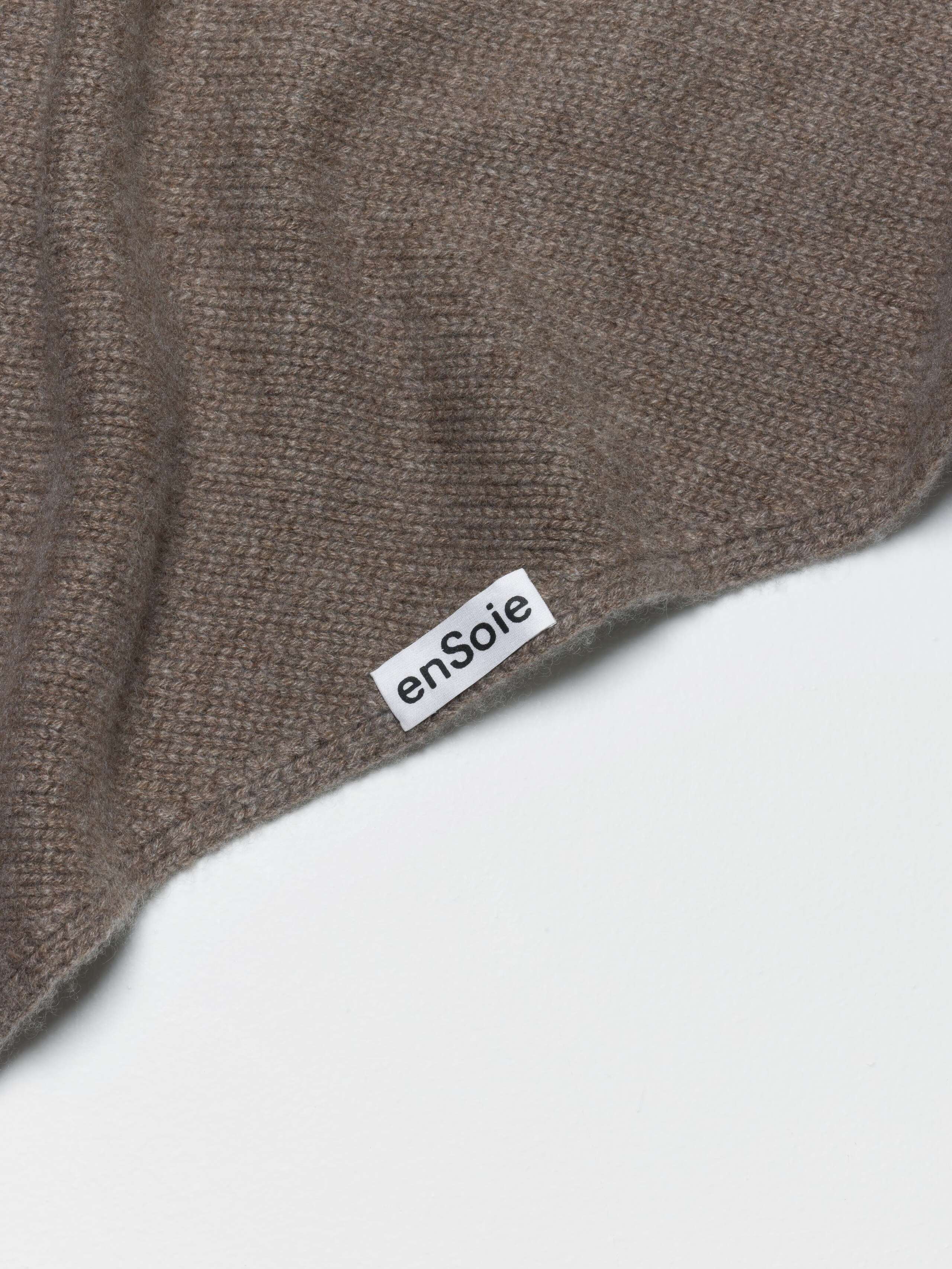 Lula scarf knitted in brown