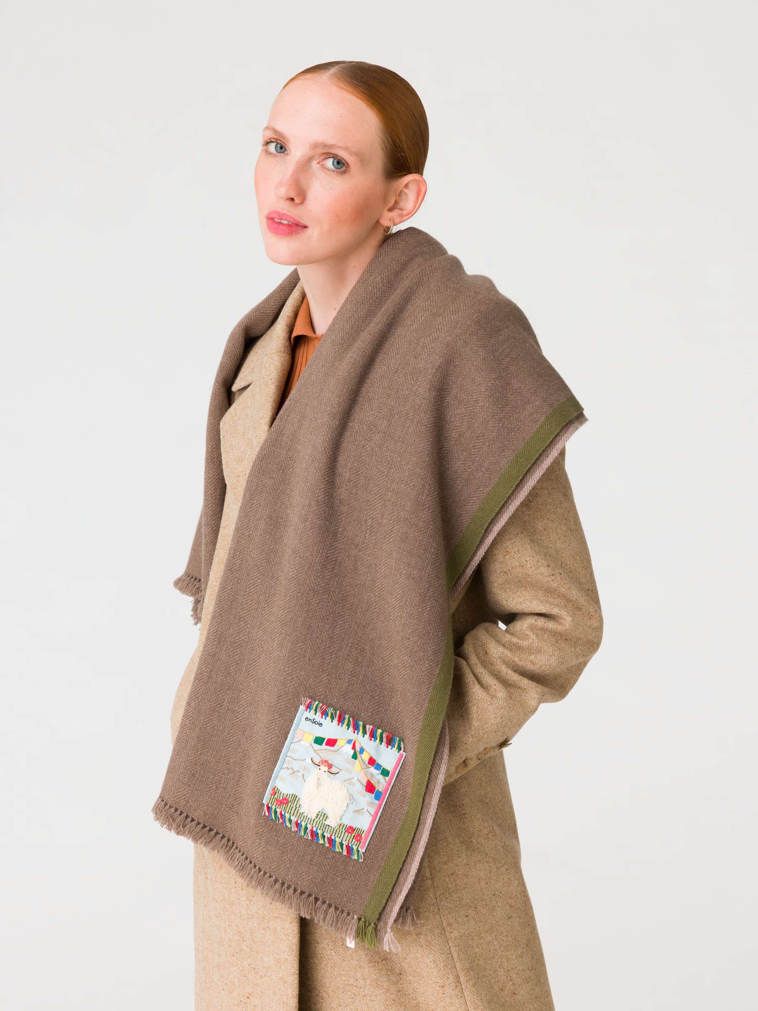 Blia Stole in Mountain brown on Model