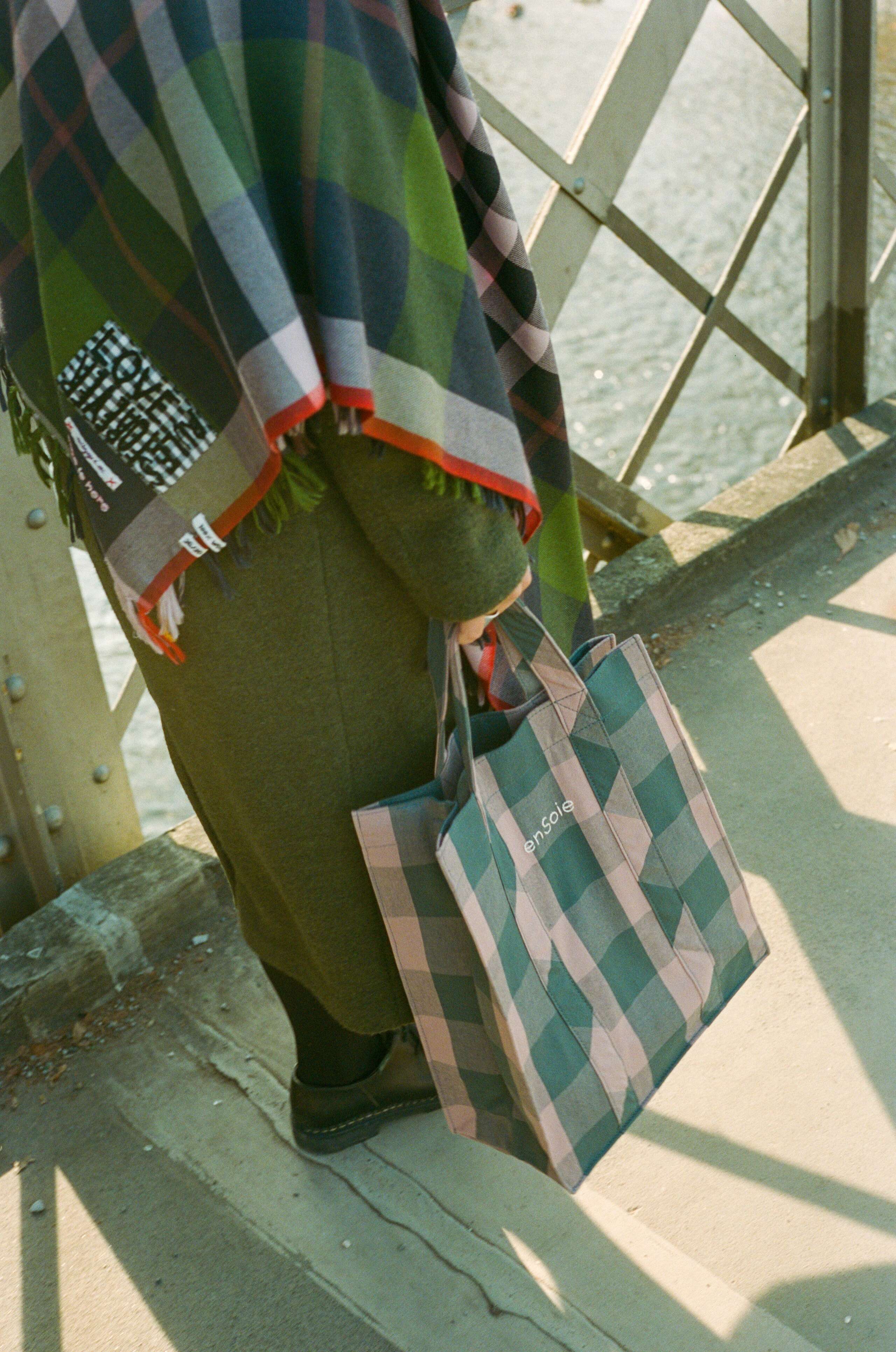 Leonie Wills, enSoie