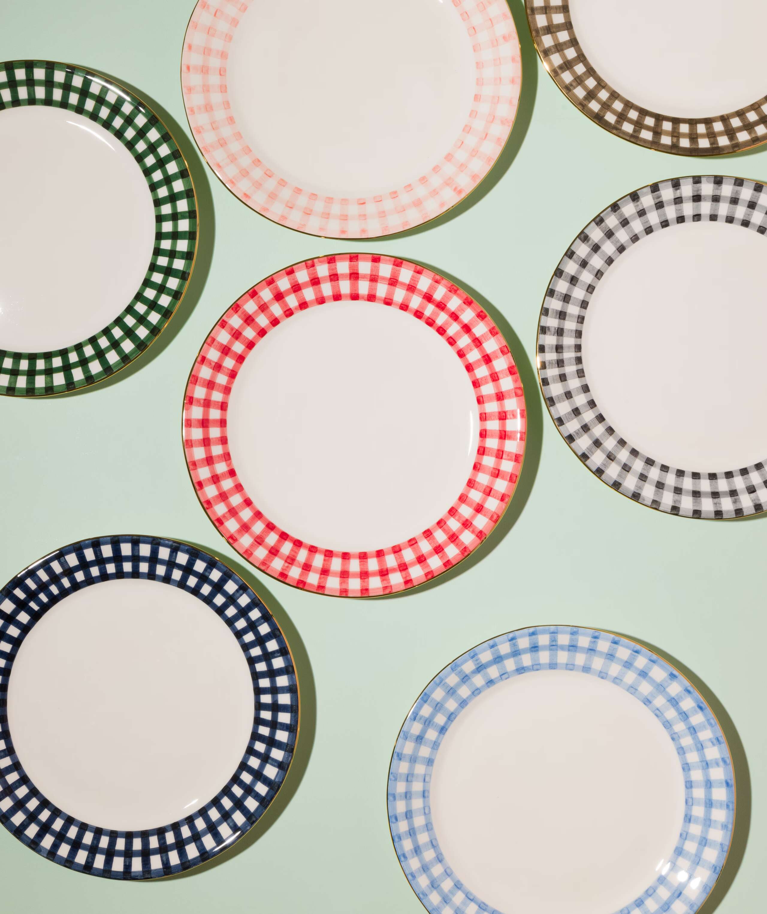 Overview of a set of big cake plates with classical vichy pattern rims