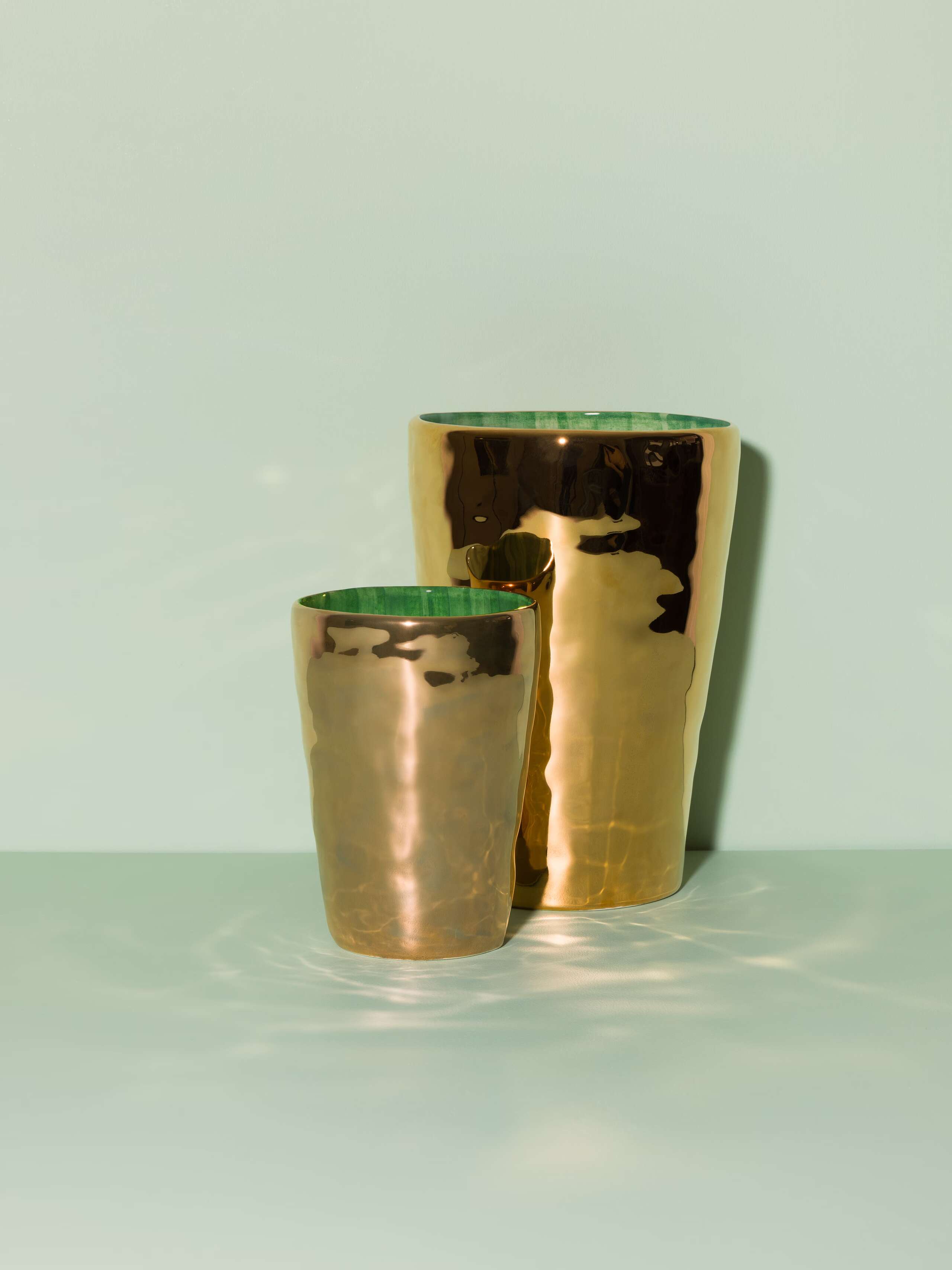 Picture of two gold vases in two different sizes