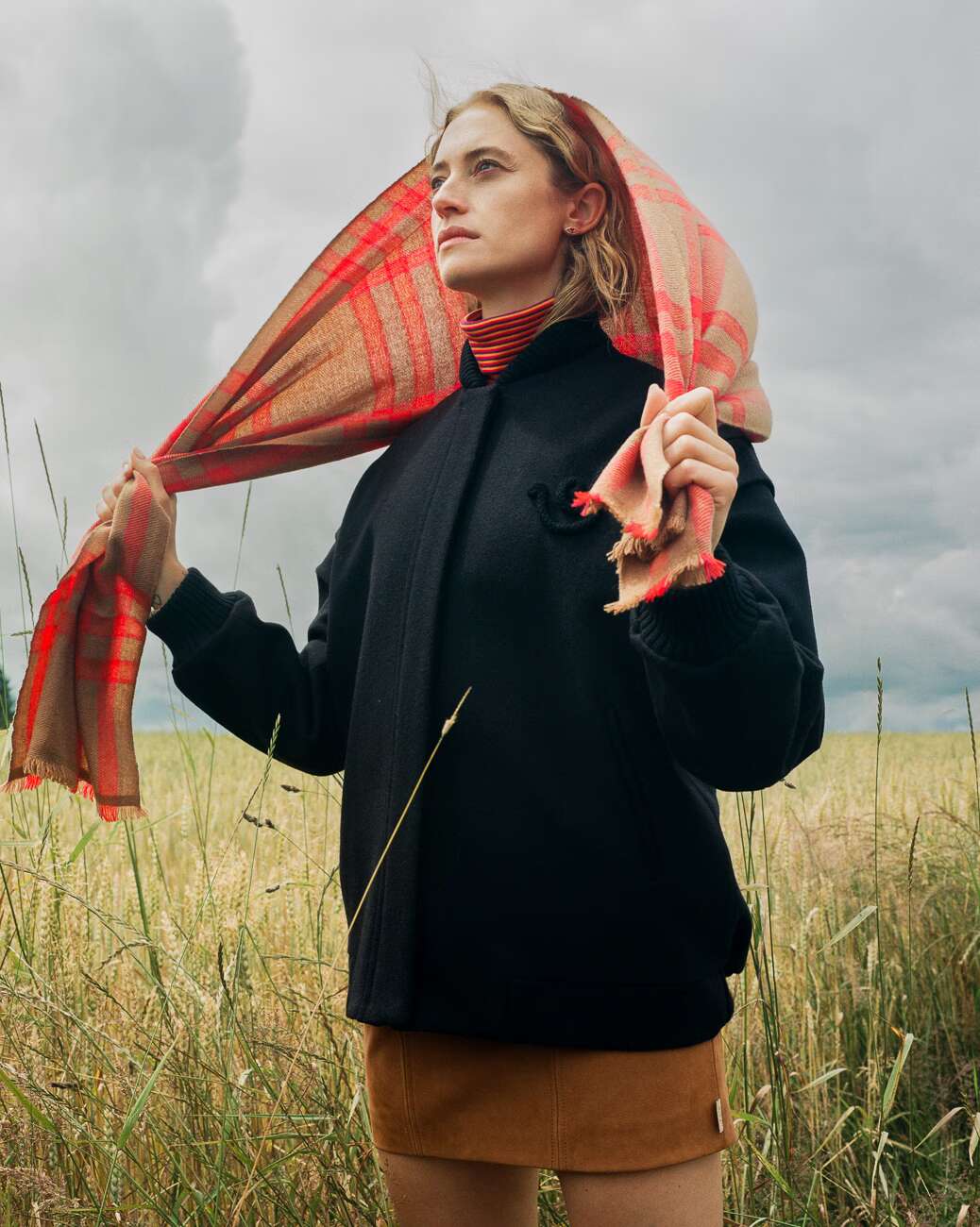Picture of a model wearing a back jacket