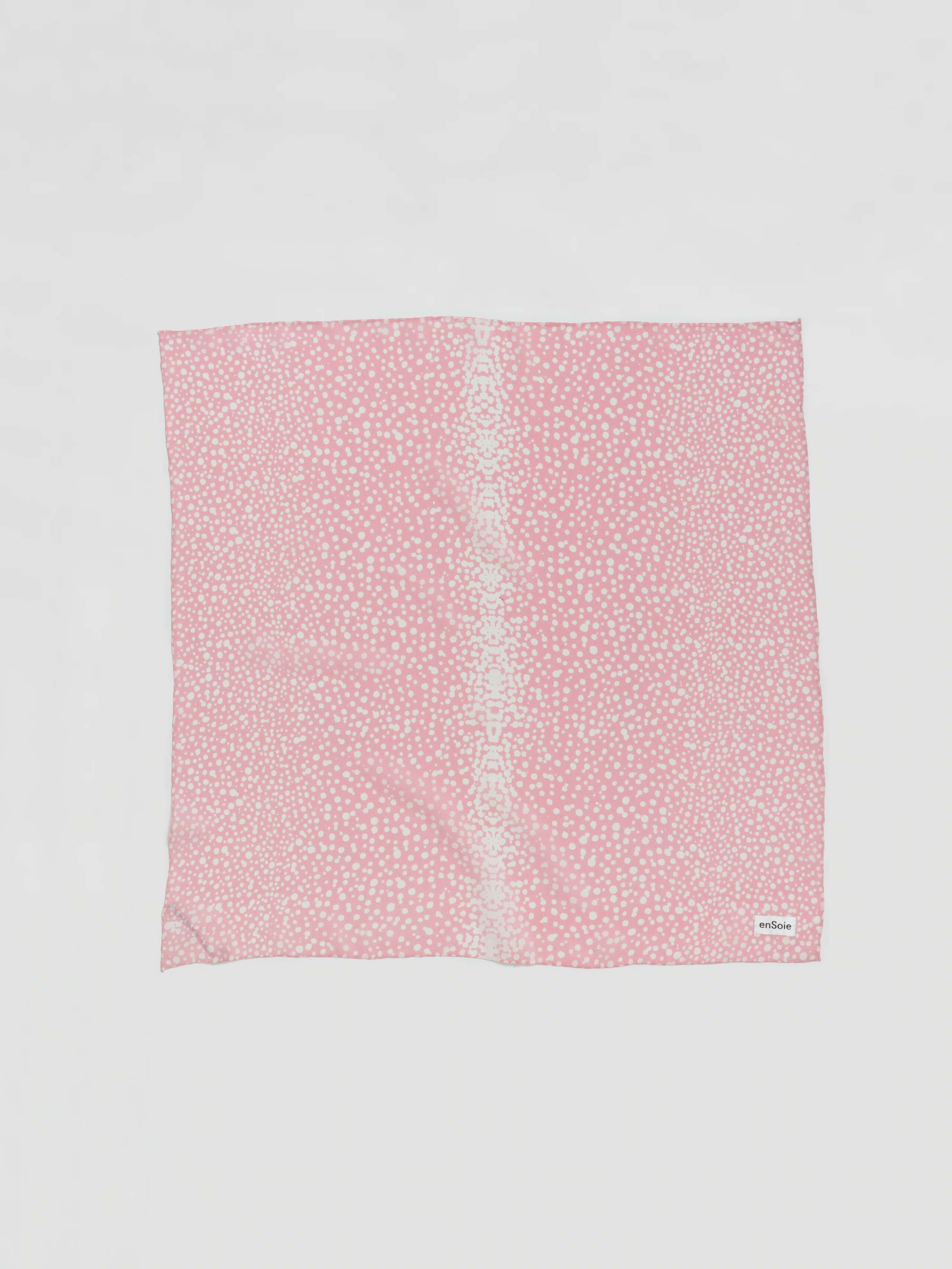 Picture of the Foulard in candy pink printed with leo dots