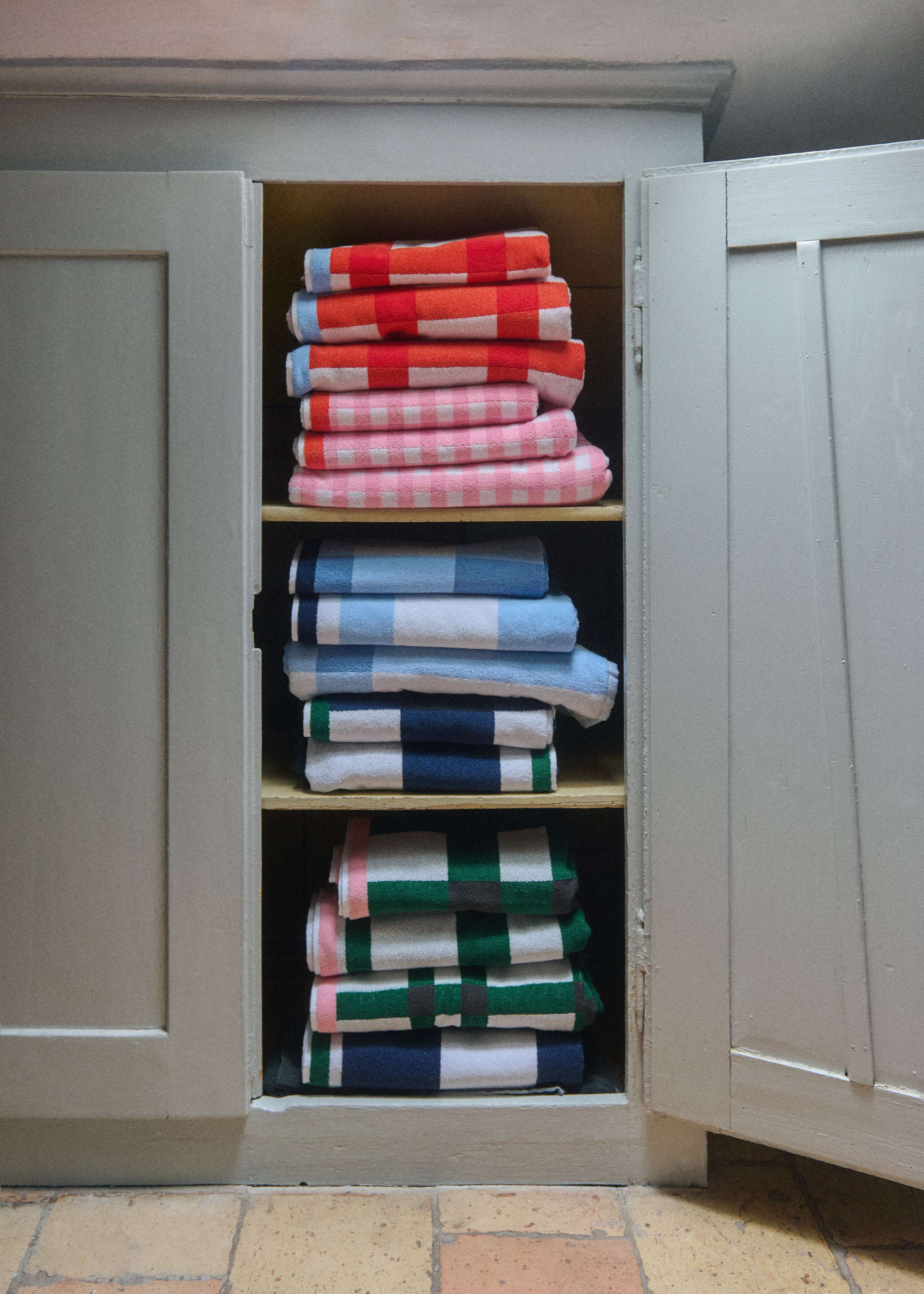 Picture of colourful bath towels in a cabinet