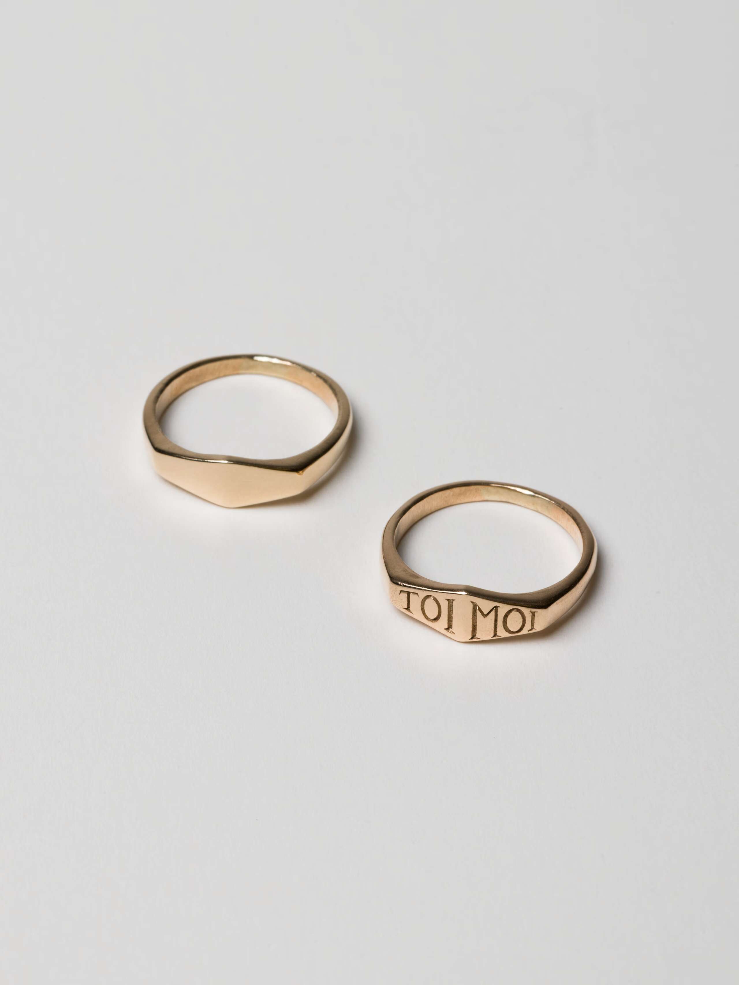 two Ida Rhomb rings in 9 Karat gold, one plain, one engraved with "Toi Moi"