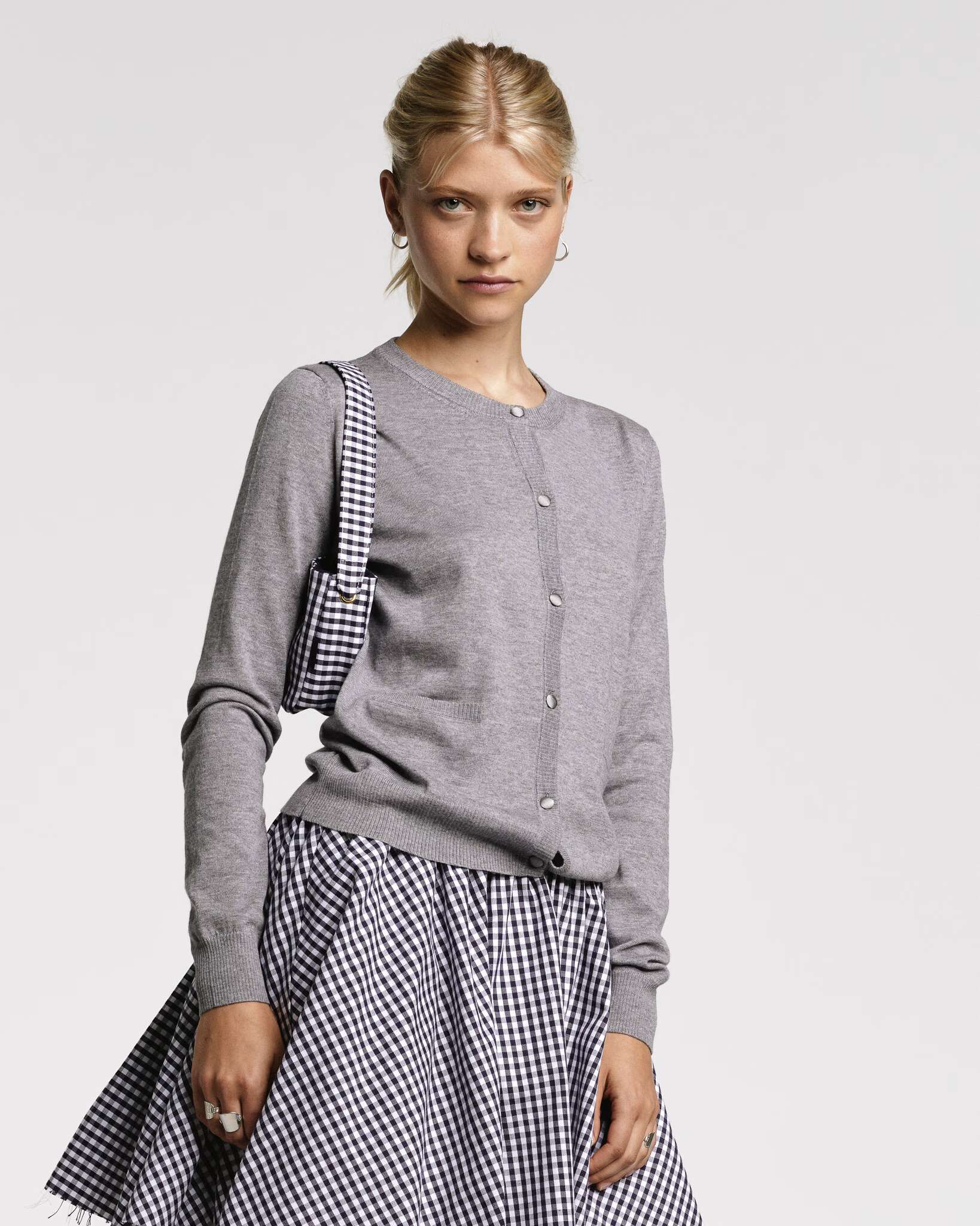 Model wearing the Bea cardigan in fine knitted wool in grey