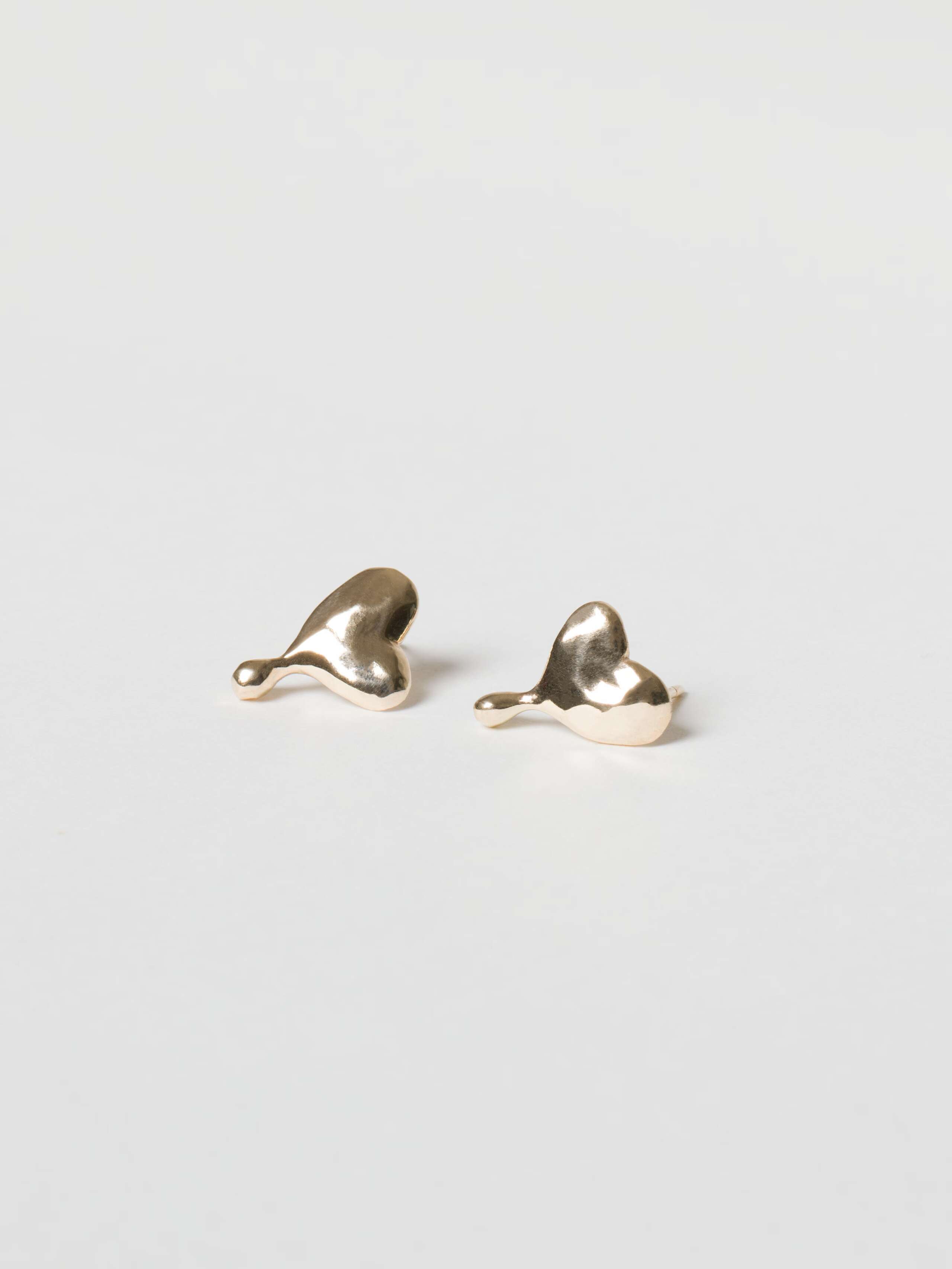 Soft heart small ear studs in 9 Karat gold