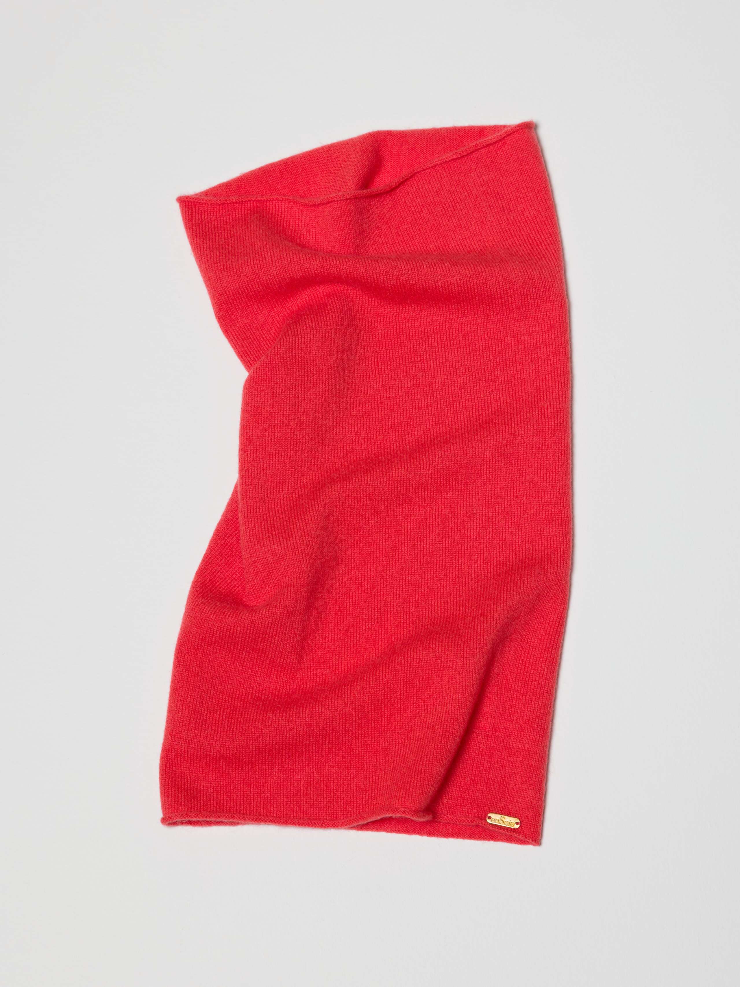 Picture of a red fine knit tube hat made from finest wool and cashmere
